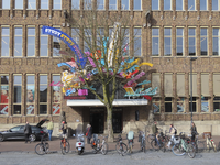 902887 Gezicht op het onlangs geplaatste lichtkunstwerk 'Intellectual heritage' van Maarten Baas, boven de ingang van ...